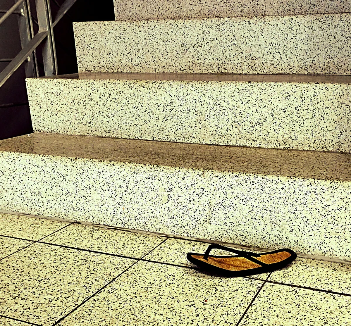 Kamienny dywan na taras i schody – czy warto? Zalety, wady, koszty i opinie