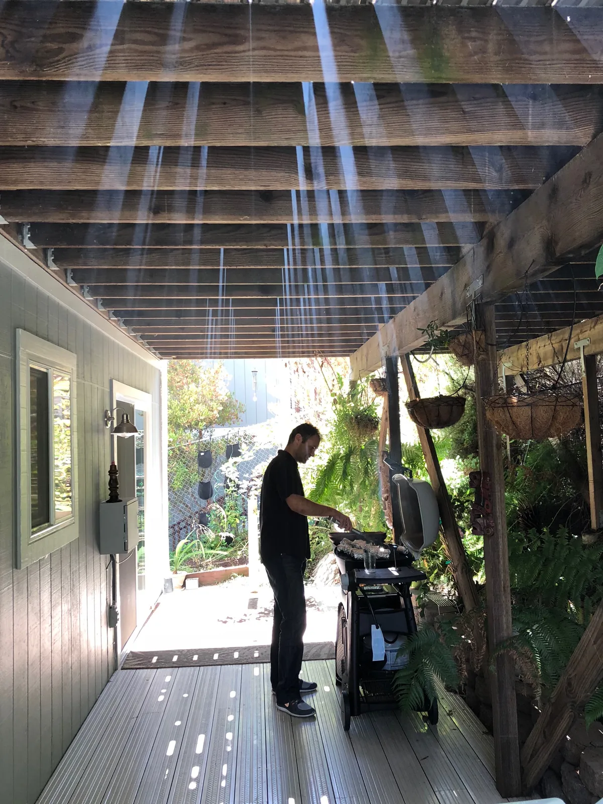 Jakie oświetlenie tarasu bez kucia ścian? Praktyczny poradnik LED, solary, systemy natynkowe